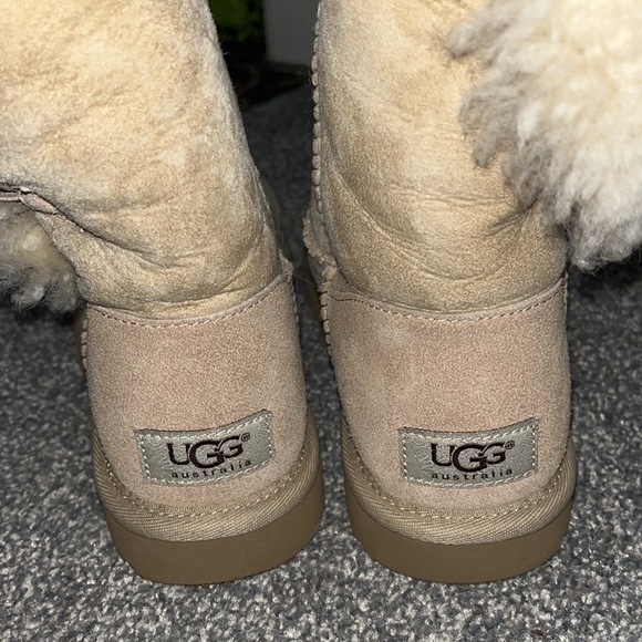 bailey button uggs - Picture 3 of 5